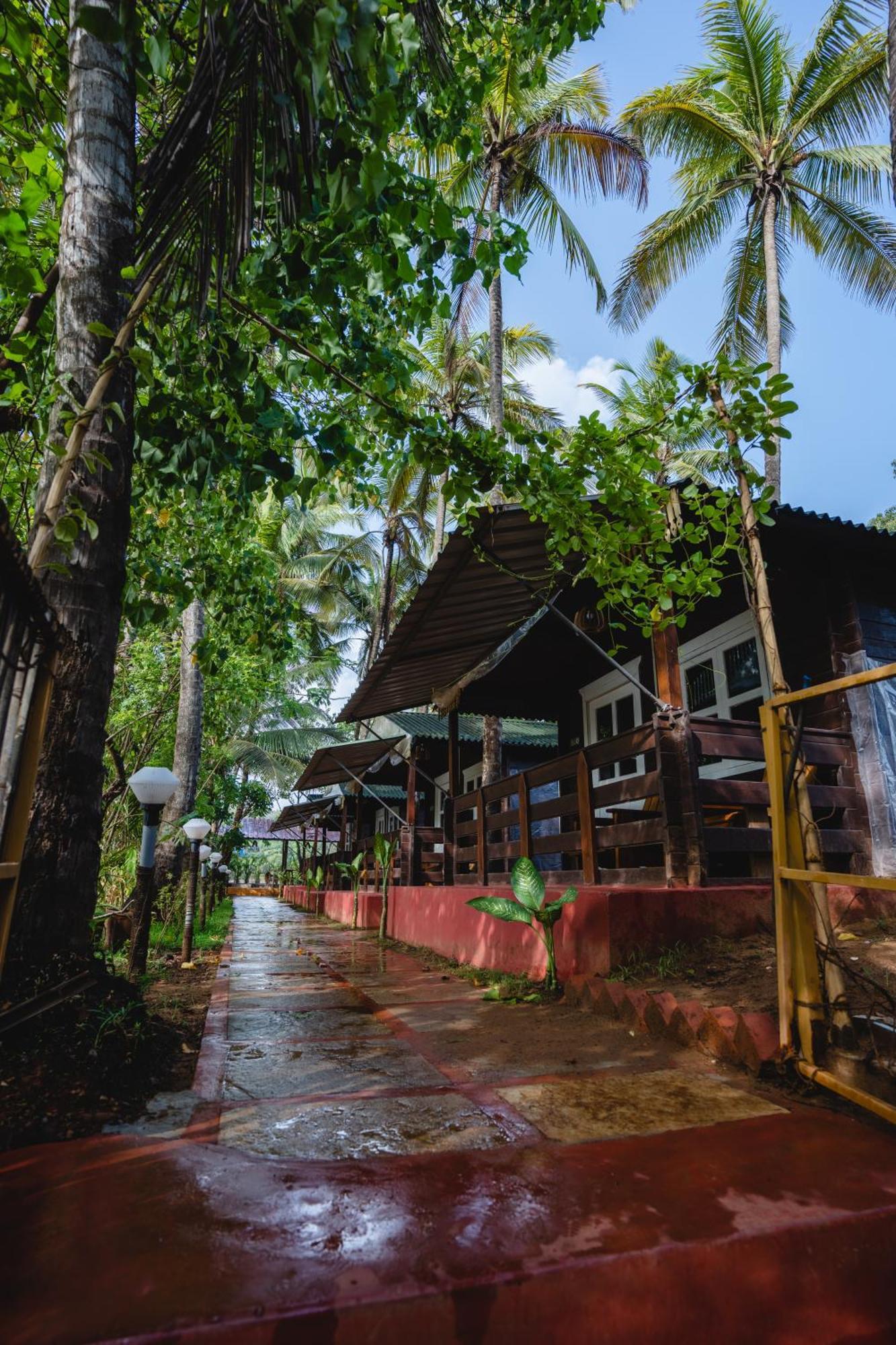 Lotus Feet Beach Resort Morjim Eksteriør bilde